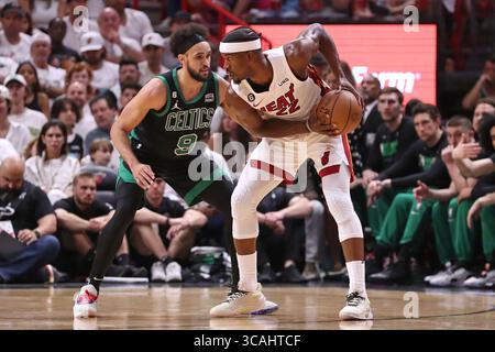 21 mai 2023, Miami, Floride, États-Unis : L'attaquant JIMMY BUTLER de Miami Heat pilote le ballon tout en étant défendu par DERRICK WHITE, le gardien des Celtics de Boston, lors de la première moitié du troisième match de la finale de la Conférence de l'est au Kaseya Center à Miami, dimanche 21 mai 2023. (Crédit image : © John McCall/South Florida Sun Sentinel via ZUMA Press Wire) Banque D'Images