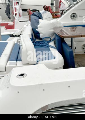 MONTAUK, NY - AOÛT 06 : ce qui semble être une substance poudreuse blanche est vu ici sur les photos du bateau où la police du comté de Suffolk a identifié la femme retrouvée morte sur le bateau nommé "Ripple" qui est amarré au Montauk Yacht Club mardi comme Martha Nolan O'Slattara, une femme de 33 ans et fondatrice d'eastxEast de Manhattan. La rumeur veut que les deux bateaux soient dus par le même propriétaire, et les deux semblent être nommés d'après des chansons du groupe rock The Grateful Dead (Hell in A Bucket & Ripple). Le Montauk Yacht club dispose également d'un club et d'un DJ live et est situé au 32 Star Island Rd, Montauk, NY 11954 Banque D'Images