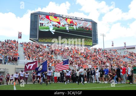 15 avril 2023 : les Virginia Tech Hokies s'emparent du terrain avant le match de printemps du Virginia Tech Football au Lane Stadium de Blacksburg, en Virginie. Greg Atkins/CSM (image de crédit : Banque D'Images
