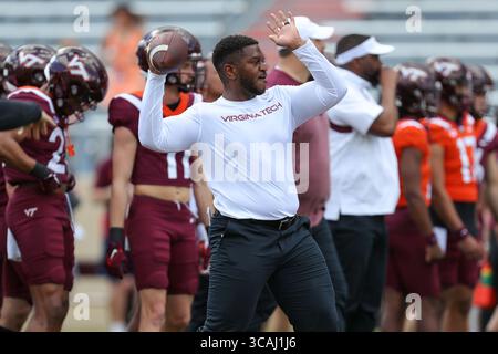 15 avril 2023 : Chris Marve, coordinateur défensif des Virginia Tech Hokies, pendant les échauffements avant le match de printemps de Virginia Tech Football au Lane Stadium à Blacksburg, en Virginie. Greg Atkins/CSM (image de crédit : Banque D'Images