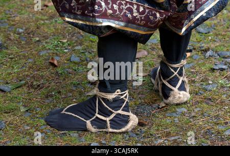 Samouraï (侍) en costume portant des sandales waraji (草鞋) tissées en paille de riz sur ses pieds avec des tabi (chaussettes à bout fendu). Mode de chaussures japonaises traditionnelles. Banque D'Images
