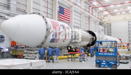 26 juillet 2023, Wallops Island, Virginie, États-Unis d'Amérique : des techniciens attachent le carénage à la fusée Northrop Grumman Antares transportant le vaisseau spatial Cygnus sans pilote au Centre d'intégration horizontale du port spatial régional Mid-Atlantic de la NASA Wallops Flight Facility, le 26 juillet 2023 à Wallops Island, Virginie, États-Unis. Le vaisseau spatial sera lancé le 1er août avec 8 200 livres de fournitures pour la Station spatiale internationale. (Crédit image : © Danielle Johnson/NASA/Planet Pix via ZUMA Press Wire) Banque D'Images