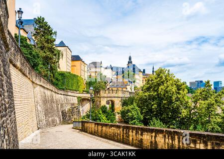 Louxembourg ville, Lourxembourg : paysage urbain de la vieille ville avec de vieilles maisons colorées, des rues pavées et des murs de forteresse Banque D'Images
