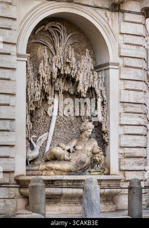 Quatre fontaines (Quattro Fontane) à Rome, Grace sculptée dans la pierre, Giunone veille sur le carrefour de Rome, où l'eau coule et le centurie Banque D'Images
