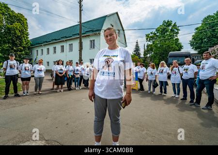 27 mai 2023, Dymer, Kiev, Ukraine : les parents de civils captidés à Dymer se concentrent sur le lieu où ils ont été emprisonnés et torturés par les forces russes lors de l'ocupation du village le 2022 avril. Les proches des prisonniers civils demandent leur libération après plus d'un an de prison en territoire russe. (Crédit image : © Celestino Arce Lavin/ZUMA Press Wire) Banque D'Images