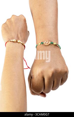Mains humaines montrant des rakhis colorés au poignet, isolés sur un fond blanc, célébrant le lien de l'amour et de la protection. Concept du Raksha Banque D'Images