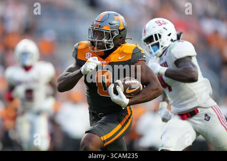 9 septembre 2023 : Jaylen Wright #0 des volontaires du Tennessee dirige la balle pendant le match de football de la NCAA entre les volontaires de l'Université du Tennessee et les Austin Peay Governors au Neyland Stadium à Knoxville TN Tim Gangloff/CSM (crédit image : © Tim Gangloff/CSM via ZUMA Press Wire) Banque D'Images