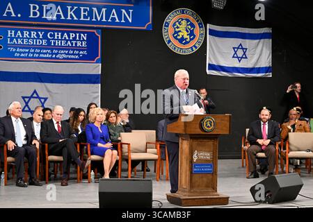 10 octobre 2023, East Meadow, New York, États-Unis : ARNOLD DRUCKER, législateur du comté de Nassau (Democart - District 16), prend la parole à la tribune lors d'un rassemblement à Eisenhower Park pour montrer son soutien à Israël suite aux attaques surprises du Hamas au cours du week-end. BRUCE Blakeman, dirigeant du comté de Nassau, assis à l'extrême gauche, a accueilli l'événement interconfessionnel non partisan. (Crédit image : © Ann Parry/ZUMA Press Wire) Banque D'Images