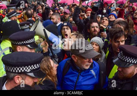 17 octobre 2023, Londres, Angleterre, Royaume-Uni : les manifestants climatiques se rassemblent devant l'hôtel InterContinental à Park Lane lors du Forum sur l'intelligence énergétique, un sommet des dirigeants des plus grandes compagnies pétrolières. Les manifestants ont bloqué l'entrée et tenté d'empêcher les délégués d'entrer dans l'hôtel. (Crédit image : © Vuk Valcic/ZUMA Press Wire) Banque D'Images