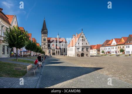 Place de l'Hôtel de ville (Radnicne namestie) avec l'église de membres Aegidius, Bardejov, Presov, Slovaquie Banque D'Images