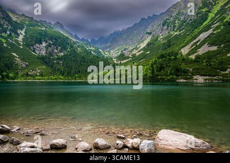 Lac Popradske avec les montagnes des Hautes Tatras derrière, Strbske Pleso, Presov, Slovaquie Banque D'Images