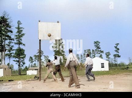 5 juin 2023, Montgomery, Alabama, États-Unis : étudiants à l'école du projet de l'Administration de la sécurité agricole (FSA) des États-Unis, Prairie Farms, jouant au basket-ball, Montgomery, Alabama, États-Unis, Marion Post Wolcott, U.S. Farm Security Administration, 1939 (crédit image : © JT Vintage/Glasshouse via ZUMA Press Wire) Banque D'Images