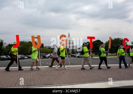 3 août 2023, Washington, District de Columbia, États-Unis : des manifestants tenant un panneau JUSTICE, se tiennent devant le palais de JUSTICE fédéral Elijah Barrett Prettyman à Washington. L’ancien président Donald Trump a été inculpé cet après-midi pour quatre chefs d’accusation pour ses prétendus efforts visant à renverser les élections de 2020. (Crédit image : © Probal Rashid/ZUMA Press Wire) Banque D'Images