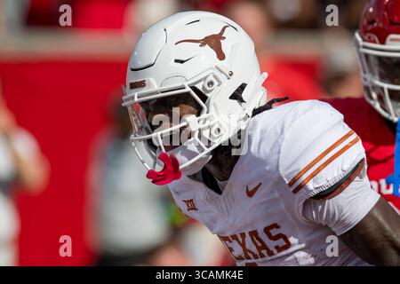 21 octobre 2023 : le récepteur Xavier Worthy du Texas Longhorns célèbre sa prise de touchdown lors d'un match entre les Texas Longhorns et les Houston Cougars à Houston. ..Trask Smith/CSM (crédit image : © Trask Smith/CSM via ZUMA Press Wire) Banque D'Images
