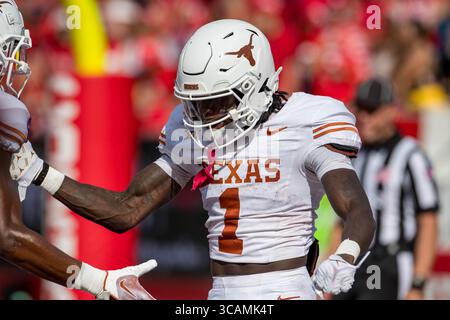 21 octobre 2023 : le récepteur Xavier Worthy du Texas Longhorns célèbre sa prise de touchdown lors d'un match entre les Texas Longhorns et les Houston Cougars à Houston. ..Trask Smith/CSM (crédit image : © Trask Smith/CSM via ZUMA Press Wire) Banque D'Images