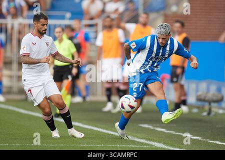 21 août 2023 : Jesus Suso du Sevilla FC concourt pour le ballon avec Javi Lopez du Deportivo Alaves lors du match LaLiga EA Sports entre le Deportivo Alaves et le Sevilla FC à Mendizorrotza le 21 août 2023, à Vitoria, en Espagne. (Crédit image : © Ricardo Larreina/AFP7 via ZUMA Press Wire) Banque D'Images