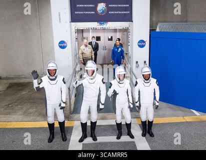 26 août 2023, Cape Canaveral, Floride, États-Unis : le cosmonaute de Roscosmos Konstantin Borisov, à gauche, l'astronaute de l'ESA Andreas Mogensen, deuxième à partir de la gauche, l'astronaute de la NASA Jasmin Moghbeli, deuxième à partir de la droite, et l'astronaute de l'Agence japonaise d'exploration aérospatiale (JAXA) Satoshi Furukawa 39, à droite, portant des combinaisons spatiales SpaceX, sont vus alors qu'ils se préparent à quitter le Neil A. Armstrong Operations and Checkout Building pour le lancement du vaisseau spatial SpaceX Dragon pour la mission spatiale, samedi 26, 7™NASAâ, à 2023 €. NASAâ™s SpaceX Crew Banque D'Images