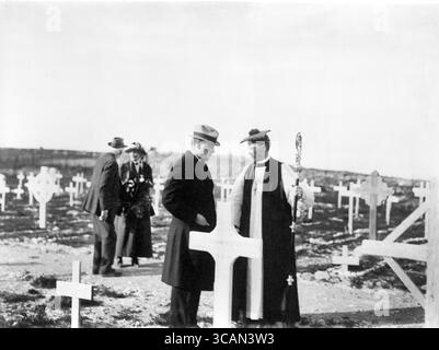 12 juin 2023, Jérusalem, Israël : Winston Churchill avec Mgr MacInnes de Jérusalem au service commémoratif au Cemeter militaire, Mont Scopus, Jérusalem, Palestine obligatoire, colonie américaine (Jérusalem) Département photo, mars 1921 (crédit image : © JT Vintage/Glasshouse via ZUMA Press Wire) Banque D'Images