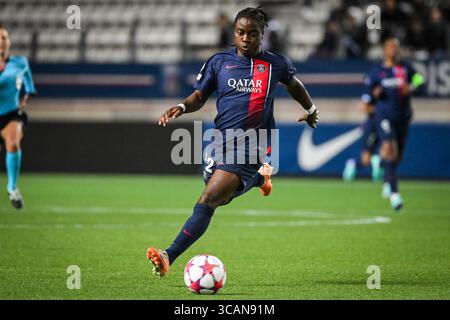23 novembre 2023, Paris, France, France : Tabitha CHAWINGA du PSG lors du match du groupe C de l'UEFA Women's Champions League entre le Paris Saint-Germain et le FC Bayern Munich au stade Jean-Bouin le 23 novembre 2023 à Paris, France. (Crédit image : © Matthieu Mirville/ZUMA Press Wire) Banque D'Images