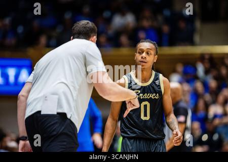 1er novembre 2023 : Braves Bradlee Haskell (0) discute avec Drew Richards, entraîneur-chef des Braves de Pembroke, lors de la première moitié du match de basket-ball de la NCAA contre les Blue Devils de Duke à Cameron Indoor à Durham, Caroline du Nord. (Scott Kinser/Cal Sport Media) (image crédit : © Scott Kinser/CSM via ZUMA Press Wire) Banque D'Images