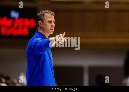 1er novembre 2023 : Jon Scheyer, entraîneur-chef des Blue Devils, lors de la première mi-temps du match de basket-ball de la NCAA contre les Braves de Pembroke au Cameron Indoor à Durham, Caroline du Nord. (Scott Kinser/Cal Sport Media) (image crédit : © Scott Kinser/CSM via ZUMA Press Wire) Banque D'Images