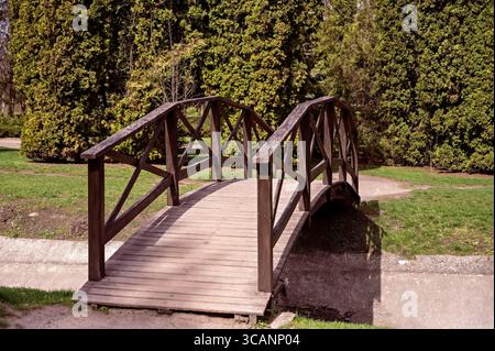 Pont de bois dans le parc Banque D'Images