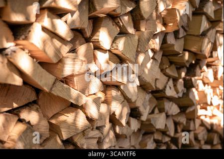 Pile de bois de chauffage haché préparé pour l'hiver. Fond de bois de chauffage. Banque D'Images