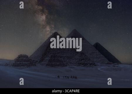Vue nocturne des pyramides de Gizeh Banque D'Images