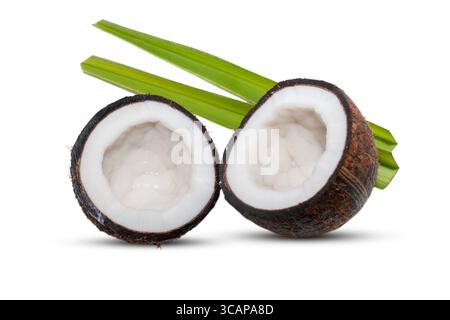 Fruit de noix de coco coupé en deux isolé sur fond blanc Banque D'Images
