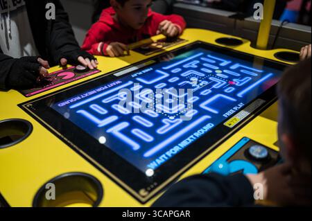 29 décembre 2023, Saragosse, Espagne : Retro Gamer 2023, un événement où les visiteurs peuvent profiter de plus de 100 machines d'arcade originales imitant de grandes arcades qui vous transportent dans les années 80, Saragosse, Espagne (crédit image : © Nano Calvo / Vwpics/VW pics via ZUMA Press Wire) Banque D'Images
