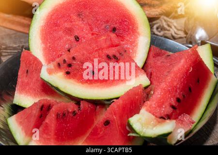 Pastèque fraîche mûre tranchée sur plaque blanche. Concept de nourriture saine, fruits de saison, fruits d'été. Pastèque fraîche tranchée. summertime Banque D'Images