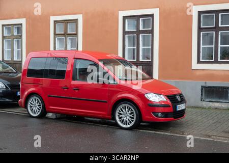 Tokaj, Hongrie - 27 octobre 2023 : voiture monospace Volkswagen Touran garée dans la rue Banque D'Images