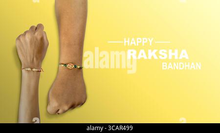 Les mains humaines montrant des rakhis colorés au poignet, avec un fond coloré, célèbrent le lien de l'amour et de la protection. Concept du Raksha Bandhan Banque D'Images