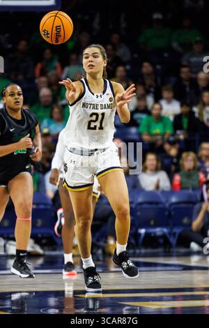 21 novembre 2023 : L'attaquante de notre Dame Maddy Westbeld (21 ans) passe la balle lors d'un match de basket féminin de la NCAA entre les Cougars de Chicago et les notre Dame Fighting Irish au Purcell Pavilion au Joyce Center à South Bend, Indiana. John Mersits/CSM. (Crédit image : © John Mersits/CSM via ZUMA Press Wire) Banque D'Images