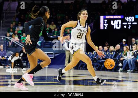 21 novembre 2023 : L'attaquante de notre Dame Maddy Westbeld (21 ans) avance la balle sur le terrain lors d'un match de basket-ball féminin de la NCAA entre les Cougars de l'État de Chicago et les notre Dame Fighting Irish au Purcell Pavilion au Joyce Center à South Bend, Indiana. John Mersits/CSM. (Crédit image : © John Mersits/CSM via ZUMA Press Wire) Banque D'Images