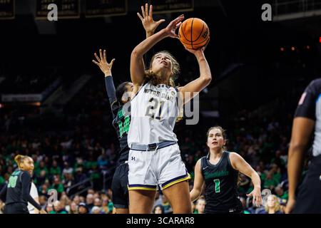 21 novembre 2023 : L'attaquante de notre Dame Maddy Westbeld (21 ans) tire la balle lors d'un match de basket féminin de la NCAA entre les Cougars de Chicago et les notre Dame Fighting Irish au Purcell Pavilion au Joyce Center à South Bend, Indiana. John Mersits/CSM. (Crédit image : © John Mersits/CSM via ZUMA Press Wire) Banque D'Images