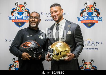 28 décembre 2023 : l'entraîneur-chef intérimaire des Oregon State Beavers, Kefense Hynson, à gauche, et l'entraîneur-chef irlandais notre Dame Fighting, Marcus Freeman, posent pour une photo lors de la conférence de presse des entraîneurs-chefs menant au 90e Tony the Tiger Sun Bowl au Sun Bowl Stadium d'El Paso, Texas. Prentice C. James/CSM (crédit image : © Prentice C. James/CSM via ZUMA Press Wire) Banque D'Images