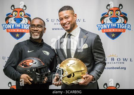 28 décembre 2023 : l'entraîneur-chef intérimaire des Oregon State Beavers, Kefense Hynson, à gauche, et l'entraîneur-chef irlandais notre Dame Fighting, Marcus Freeman, posent pour une photo lors de la conférence de presse des entraîneurs-chefs menant au 90e Tony the Tiger Sun Bowl au Sun Bowl Stadium d'El Paso, Texas. Prentice C. James/CSM (crédit image : © Prentice C. James/CSM via ZUMA Press Wire) Banque D'Images