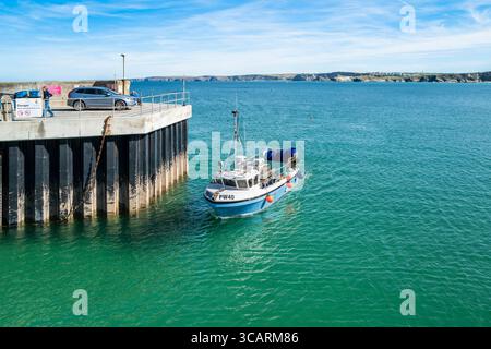 Le bateau de pêche Frellie PW40 entre dans le port de Newquay sur la côte de Newquay en Cornouailles au Royaume-Uni. Banque D'Images
