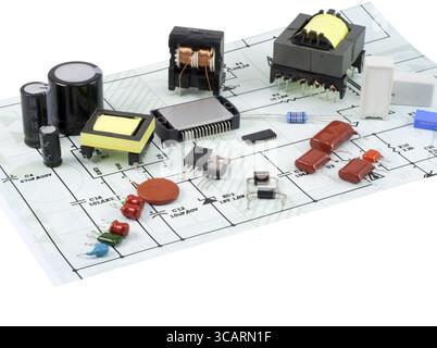 Composants électroniques et pièces détachées - résistances, condensateurs, diodes, transformateurs, transistors, microcircuits et ainsi de suite. Les éléments sont situés sur le Banque D'Images