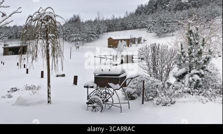 Matin gris nuageux dans le village après une importante chute de neige paysage. Collage à partir de plusieurs photos panoramiques Banque D'Images