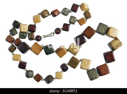 Perles femelles faites maison sont faites de cubes simples en bois de noix de chêne et de boules. Isolé sur plan macro blanc Banque D'Images