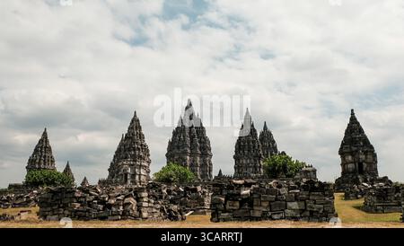 Yogyakarta, Indonésie - 31 juillet 2017 : vue de face du complexe du temple de Prambanan à Yogyakarta – site du patrimoine hindou Banque D'Images