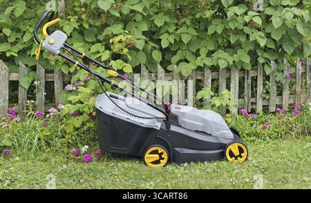 VILNIUS, LITUANIE - 10 JUILLET 2016 : nouvelle tondeuse électrique d'une pelouse connue allemand Vagner SDH marque il est prêt à tondre une herbe dans un petit agriculteur lituanien Banque D'Images