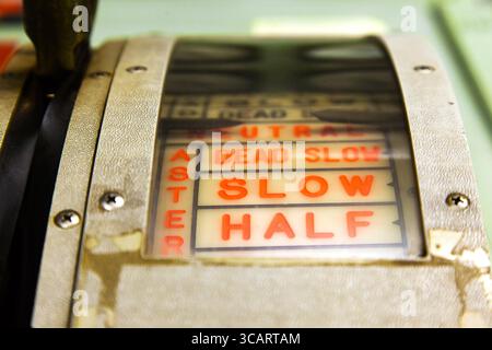 Télégraphe du navire dans la salle des machines, gros plan. Banque D'Images