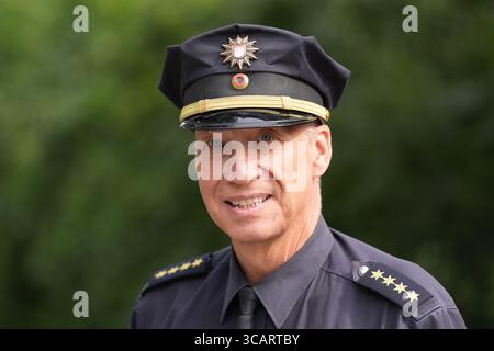 Hambourg, Allemagne. 07 août 2025. Enno Treumann, chef de la direction de la circulation de Hambourg, se tient dans le quartier de Wilhelmsburg pendant le marathon des radars. Crédit : Marcus Brandt/dpa/Alamy Live News Banque D'Images