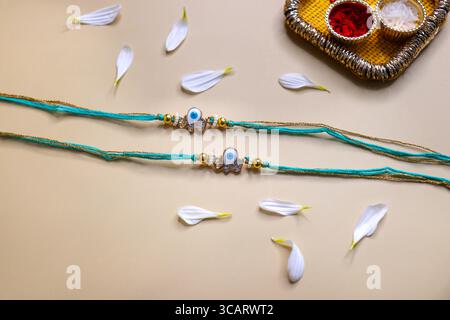 Fête indienne Raksha bandhan. Rakhi thali avec diya, fleurs et tilak avec rasmalai. Puja thali pour le festival rakhi avec roli chawal. copier l'espace. Banque D'Images