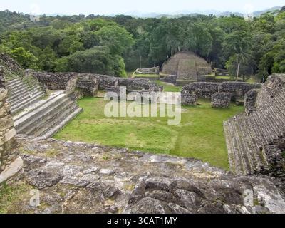 Plan en angle élevé montrant l'ancien site archéologique maya nommé Caracol situé au Belize en Amérique centrale Banque D'Images