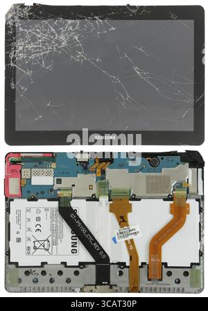 VILNIUS, LITUANIE - 13 AOÛT 2015 : petite tablette Samsung avec l'écran cassé. Isolé. En 2014, plus de 60 millions de comprimés et et Banque D'Images