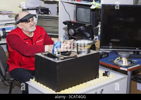 VILNIUS, LITUANIE - 01 février 2017 : réparation de systèmes de haut-parleurs et d'amplificateurs dans le plus grand centre de service lituanien Emtoservis. Technique moi Banque D'Images